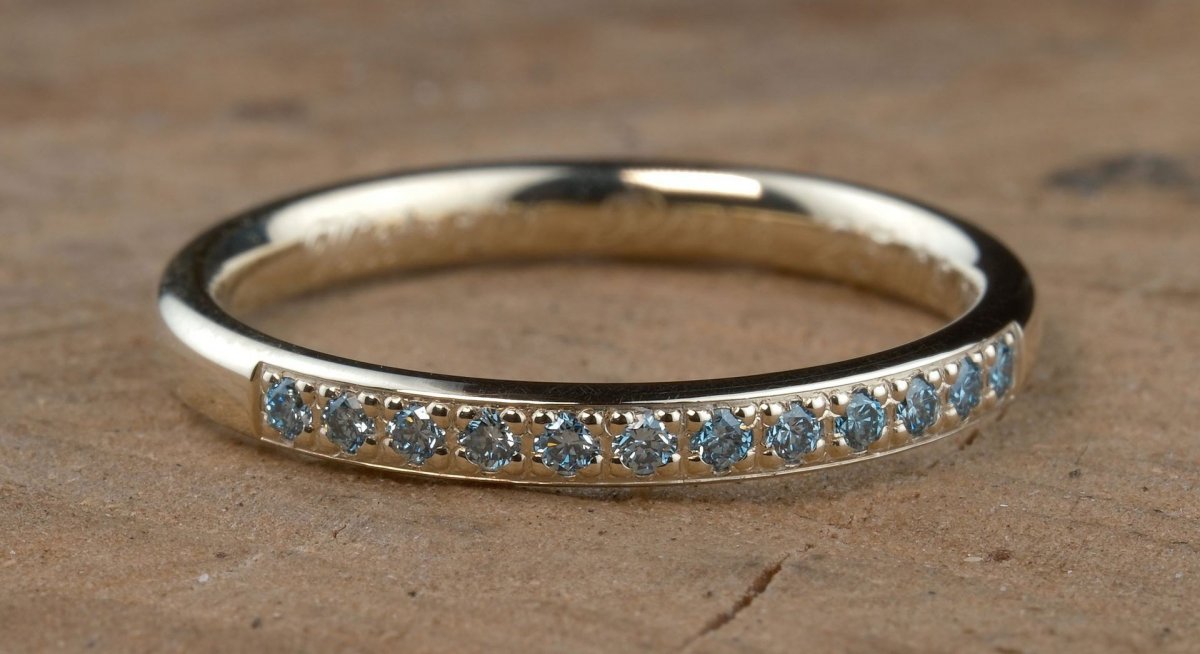 Memoire Ring mit blauem Brillantbesatz in gelbgold